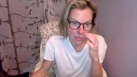Snapshot of holly_bourbon chatting on June 10, 2026, 11:24 pm holly_bourbon online show from June 10, 2026, 11:24 pm