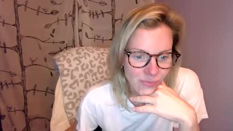 Snapshot of holly_bourbon chatting on June 11, 2026, 12:32 am holly_bourbon online show from June 11, 2026, 12:32 am