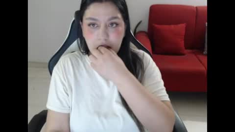 Snapshot of holly_itzel chatting on July 18, 2026, 2:05 am Itzel online show from July 18, 2026, 2:05 am