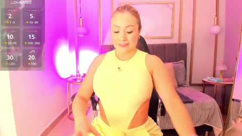 Snapshot of holly_madison_ chatting on July 12, 2026, 1:24 pm Holly Madisson online show from July 12, 2026, 1:24 pm