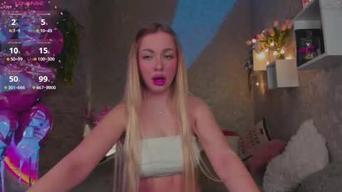 holly_molly8 online show from April 28, 2026, 10:26 pm