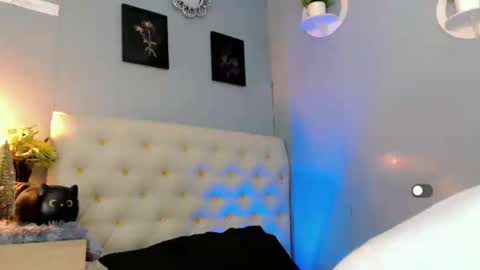 Snapshot of holly_sunshine69 chatting on December 9, 2024, 9:05 pm Apple online show from December 9, 2024, 9:05 pm