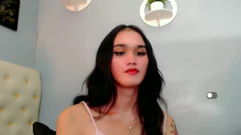 Snapshot of holly_sunshine69 chatting on December 22, 2024, 1:33 pm Apple online show from December 22, 2024, 1:33 pm