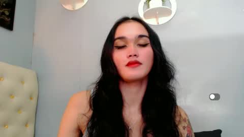 Snapshot of holly_sunshine69 chatting on December 24, 2024, 11:28 am Apple online show from December 24, 2024, 11:28 am