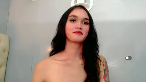 Snapshot of holly_sunshine69 chatting on December 29, 2024, 12:23 pm Apple online show from December 29, 2024, 12:23 pm