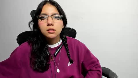 hollypeach_ online show from November 17, 2025, 7:52 pm