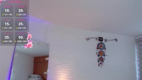 hollyt1 online show from October 3, 2025, 11:18 am