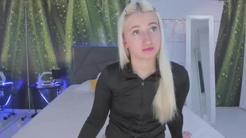 Snapshot of hollytaillor chatting on March 17, 2026, 6:28 am HollyTaillor online show from March 17, 2026, 6:28 am