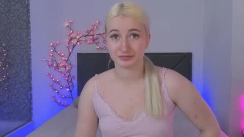 Snapshot of hollytaillor chatting on April 14, 2026, 12:11 pm HollyTaillor online show from April 14, 2026, 12:11 pm