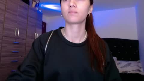 holy_julii online show from June 7, 2026, 3:54 am