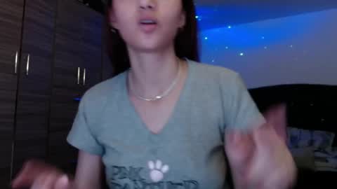 holy_julii online show from June 8, 2026, 3:29 am