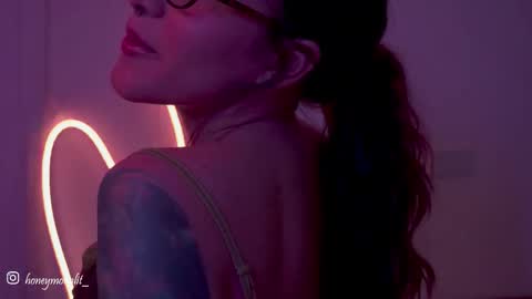 Snapshot of honeeeey_ chatting on September 25, 2025, 12:14 am honeeeey_ online show from September 25, 2025, 12:14 am