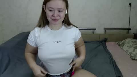 Snapshot of honey_caramelle chatting on December 15, 2024, 1:54 pm honey_caramelle online show from December 15, 2024, 1:54 pm