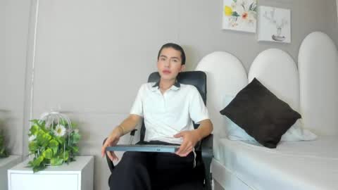 honey_hex_ online show from May 11, 2026, 12:55 pm