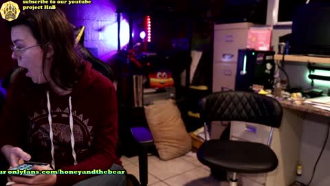 Honey and Bear online show from December 30, 2024, 3:36 am