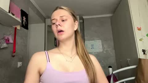 Snapshot of honeyaskren chatting on June 12, 2026, 10:25 am Klara online show from June 12, 2026, 10:25 am