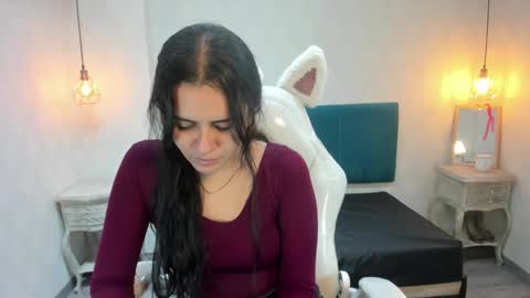 Snapshot of honeybuu_ chatting on June 10, 2026, 2:49 pm Emily online show from June 10, 2026, 2:49 pm