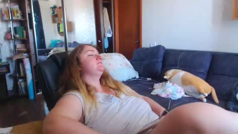 HoneydewMolly online show from June 25, 2026, 12:20 pm