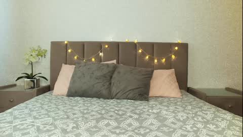 Snapshot of honeyed_poison chatting on December 4, 2024, 10:24 am Caroline online show from December 4, 2024, 10:24 am