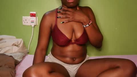 Snapshot of hot_latifah chatting on November 9, 2025, 12:20 am hot_latifah online show from November 9, 2025, 12:20 am