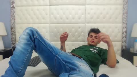 Hot Couple  online show from December 8, 2024, 10:25 pm