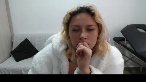 Snapshot of hot_mommymia chatting on March 7, 2025, 5:17 pm Mia online show from March 7, 2025, 5:17 pm