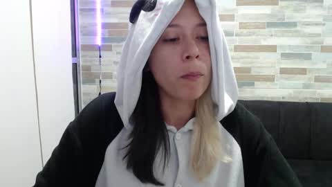 Snapshot of hot_mommymia chatting on September 24, 2025, 2:04 am Mia online show from September 24, 2025, 2:04 am