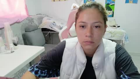 Snapshot of hot_mommymia chatting on May 6, 2026, 3:06 pm Mia online show from May 6, 2026, 3:06 pm