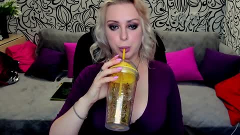 Snapshot of hotdreamhere chatting on January 13, 2025, 2:42 pm Alice online show from January 13, 2025, 2:42 pm