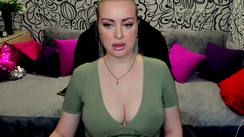 Snapshot of hotdreamhere chatting on February 6, 2025, 2:37 pm Alice online show from February 6, 2025, 2:37 pm