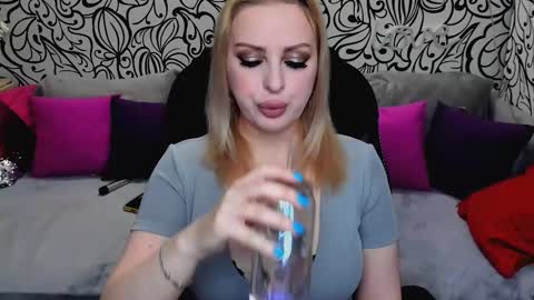 Snapshot of hotdreamhere chatting on January 15, 2026, 6:40 am Alice online show from January 15, 2026, 6:40 am