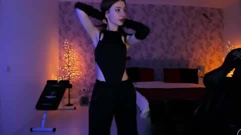 hotmolly_ online show from April 17, 2026, 7:06 pm