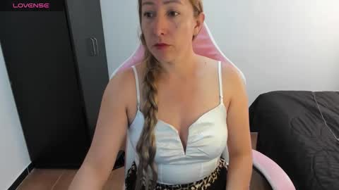 Snapshot of hottychrystal chatting on May 14, 2026, 2:35 pm hottychrystal online show from May 14, 2026, 2:35 pm