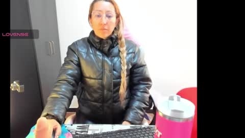 Snapshot of hottychrystal chatting on June 19, 2026, 1:37 pm hottychrystal online show from June 19, 2026, 1:37 pm