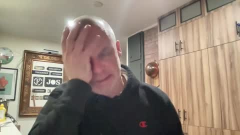 Snapshot of howlingatnothing chatting on December 16, 2024, 11:07 pm howlingatnothing online show from December 16, 2024, 11:07 pm