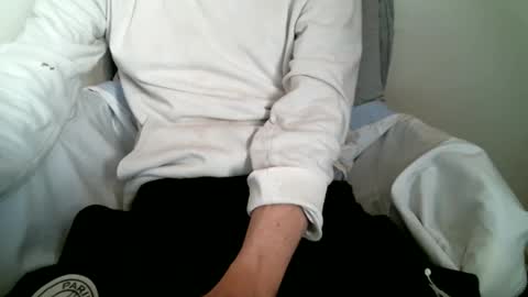 Snapshot of hug_me chatting on November 7, 2025, 10:48 am Keanu online show from November 7, 2025, 10:48 am