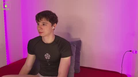 Snapshot of hugebangins_ chatting on October 19, 2025, 4:35 am ANTHONY online show from October 19, 2025, 4:35 am