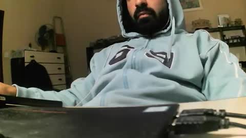 hugeveiny online show from November 28, 2025, 5:26 pm