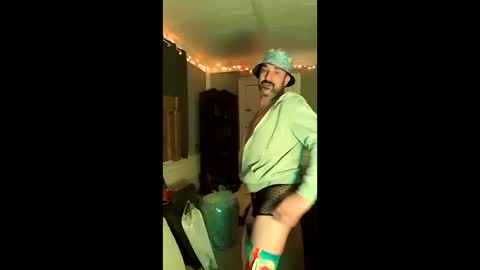 hungitalian40 online show from April 5, 2026, 3:04 am