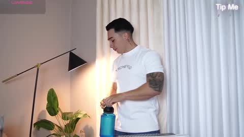 hunk_ryan online show from October 31, 2025, 12:28 pm