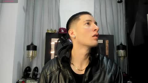 hunterheat_ online show from April 16, 2026, 12:17 pm