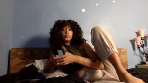 Snapshot of hunyybunz chatting on December 8, 2024, 3:21 am Goddess Hunyy online show from December 8, 2024, 3:21 am