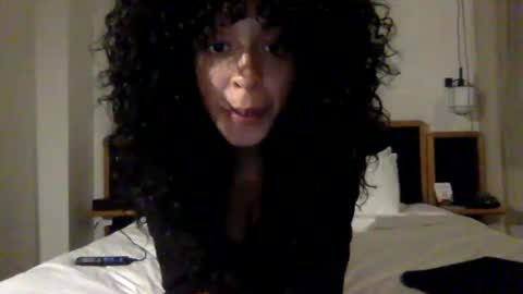 Snapshot of hunyybunz chatting on January 1, 2025, 12:32 am Goddess Hunyy online show from January 1, 2025, 12:32 am