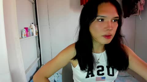 Snapshot of iamyourdesire_ chatting on April 7, 2026, 5:19 am shhh online show from April 7, 2026, 5:19 am