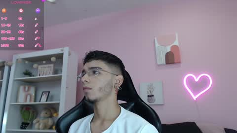 Snapshot of ian_castillo_ chatting on January 15, 2025, 11:21 am IAN CASTILLO online show from January 15, 2025, 11:21 am