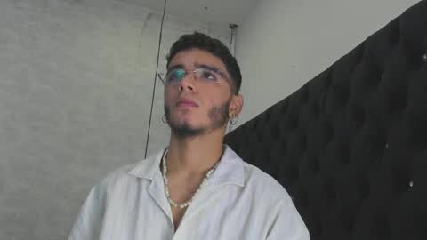 Snapshot of ian_castillo_ chatting on February 15, 2025, 11:06 am IAN CASTILLO online show from February 15, 2025, 11:06 am