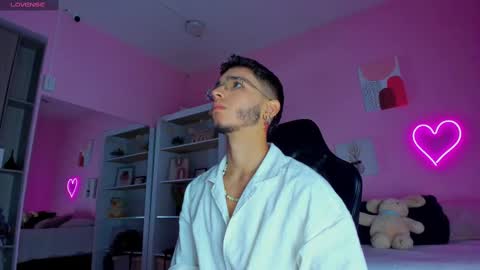 Snapshot of ian_castillo_ chatting on March 11, 2025, 11:12 am IAN CASTILLO online show from March 11, 2025, 11:12 am