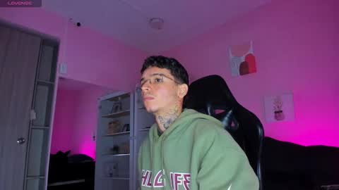 Snapshot of ian_castillo_ chatting on October 9, 2025, 11:08 am IAN CASTILLO online show from October 9, 2025, 11:08 am