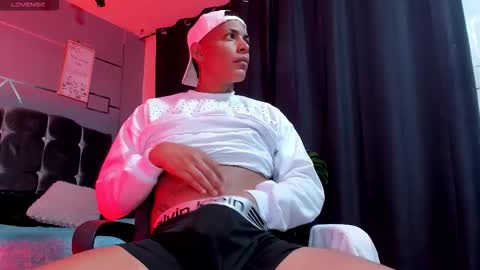 Snapshot of ian_lein chatting on December 1, 2025, 3:22 am IAN LEIN online show from December 1, 2025, 3:22 am