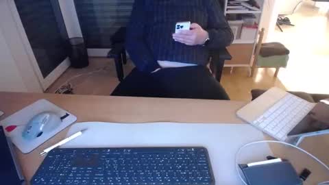 iandy12 online show from April 12, 2026, 9:42 pm